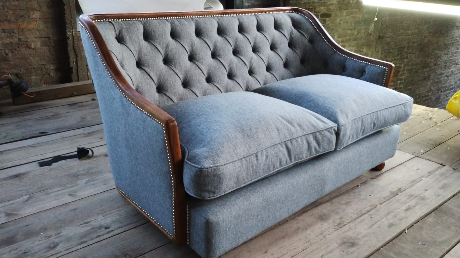 Living con sillón tapizado y luz cálida